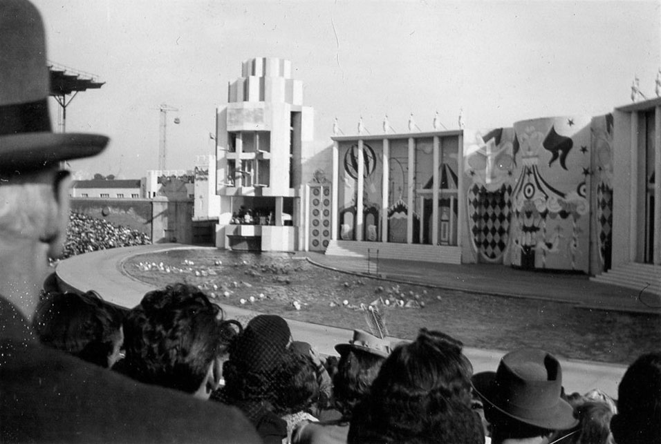 Зрительный амфитеатр водного шоу «Аквакада» на Всемирной выставке 1939 года в Нью-Йорке