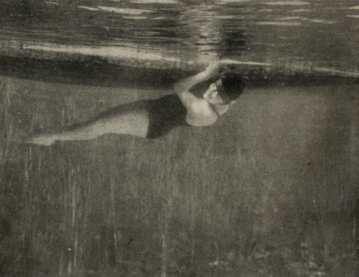 Аннет Келлерман плывёт под водой в белом купальнике — фото из журнала Camera Craft, 1920 год